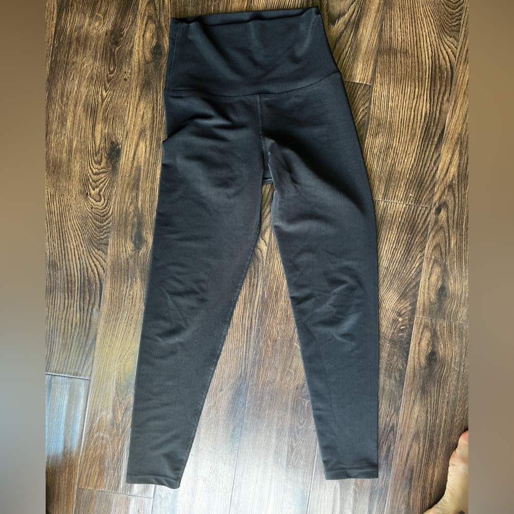 BEACH RIOT Ayla leggings. Black ribbed texture